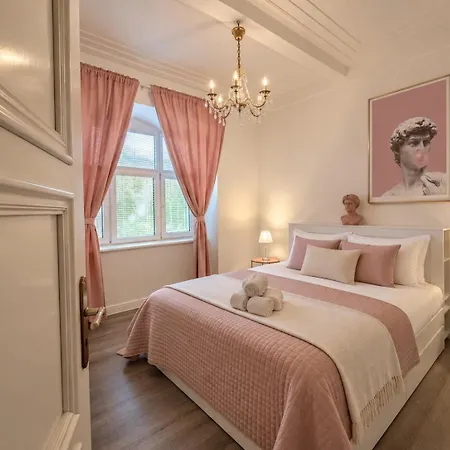 Simcity I 2br Old Town Opulence W Self Check I Heated Floors I Washer And Dryer I Just 3 Min Walk To Main Square Apartmán *