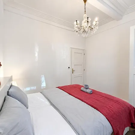 Simcity I 2br Old Town Opulence W Self Check I Heated Floors I Washer And Dryer I Just 3 Min Walk To Main Square Apartmán *