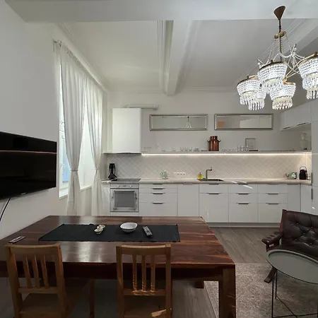 Simcity I 2br Old Town Opulence W Self Check I Heated Floors I Washer And Dryer I Just 3 Min Walk To Main Square Apartmán